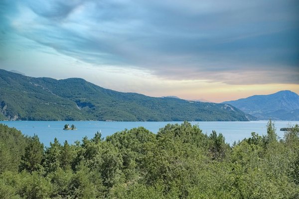 Comment créer une mini-serre pour cultiver des plantes en hiver dans un petit espace ?